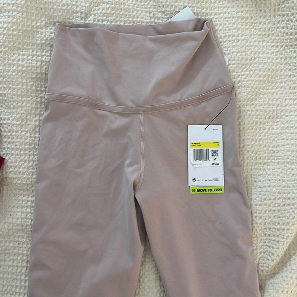 Women’s Nike yoga pant with tags